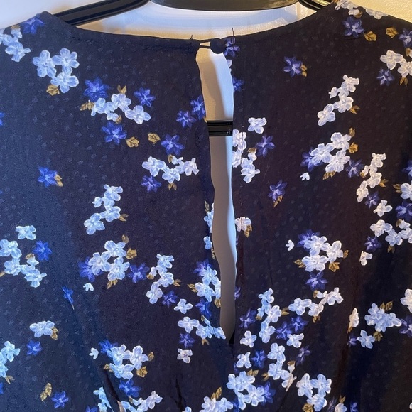 Dynamite Long-Sleeve Floral Cropped Blouse - Picture 6 of 8